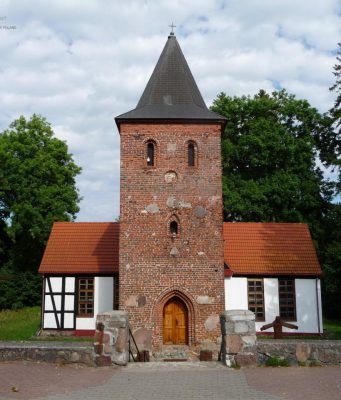 Średniowieczny kościół Znalezienia Krzyża w Charnowie Charnowo, kościół p.w. Znalezienia Krzyża Świętego, 2013 r. / fot. Tomasz Błyskosz