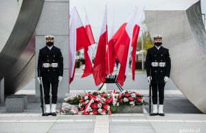 Gdyńskie obchody Dnia Flagi Rzeczypospolitej Polskiej Posterunek honorowy przed pomnikiem Polski Morskiej z okazji Dnia Flagi RP // fot. Karol Stańczak