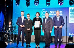 Gdynia wśród miast najlepszych dla biznesu Wiceprezydent Gdyni Katarzyna Gruszecka-Spychała (trzecia od lewej) odebrała wyróżnienie dla Gdyni za 2. miejsce w rankingu magazynu „Forbes” – „Miasta Przyjazne dla Biznesu” // fot. Tomasz Garstka