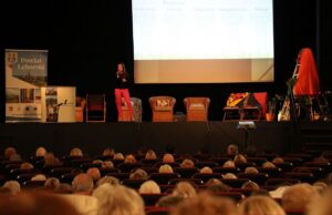 Seniorki i seniorzy na Powiatowym Forum Senioralnym w Lęborku