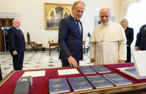 Donald Tusk wręczył Papieżowi w podarunku Pięcioksiąg Mojżeszowy w języku kaszubskim
