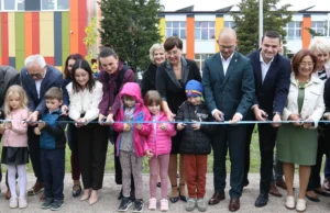 Przełomowa inwestycja w Lęborku. Przy ulicy Emilii Plater oficjalnie otwarto pierwszy miejski żłobek i zmodernizowane przedszkole